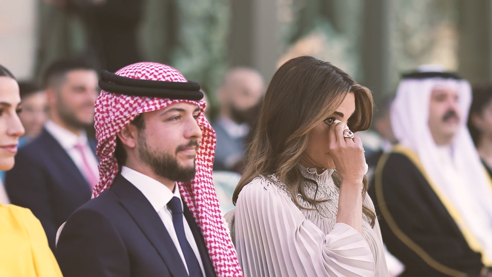الملكة رانيا العبد الله تبكي خلال عقد قران نجلتها الاميرة إيمان