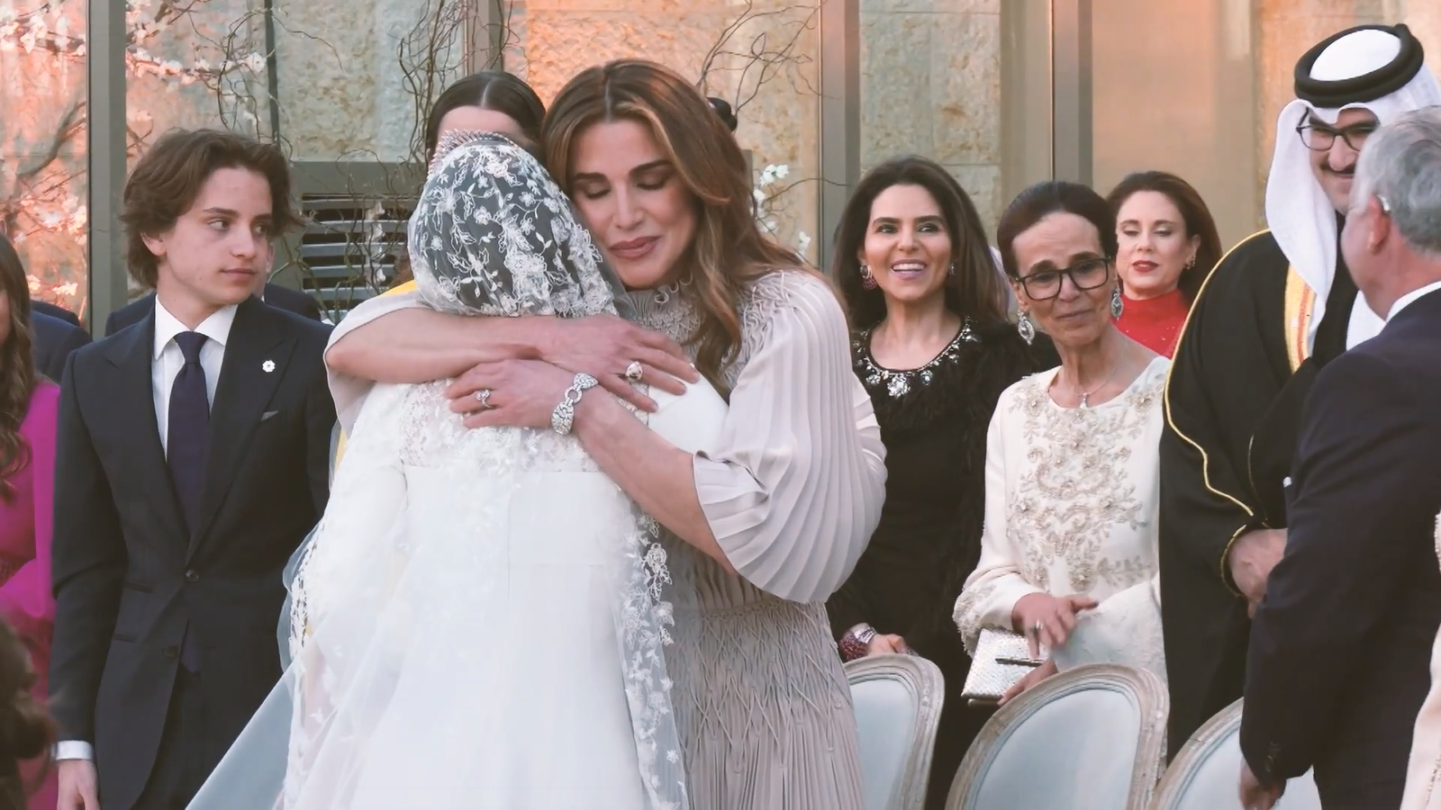 ملكة الأردن رانيا العبد الله تحتفي بالأميرة إيمان خلال حفل رفافها