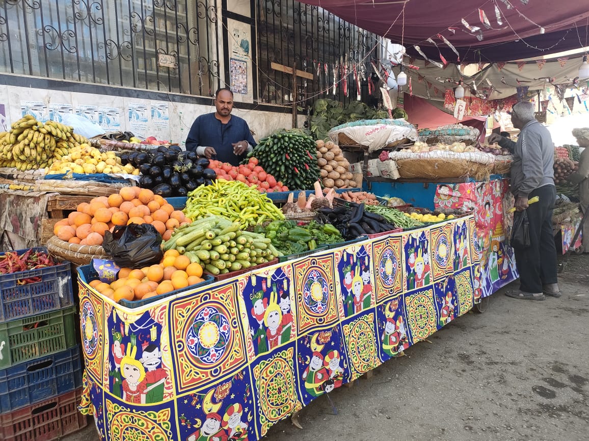 زينة رمضان تجمل عربات البائعين بإسنا