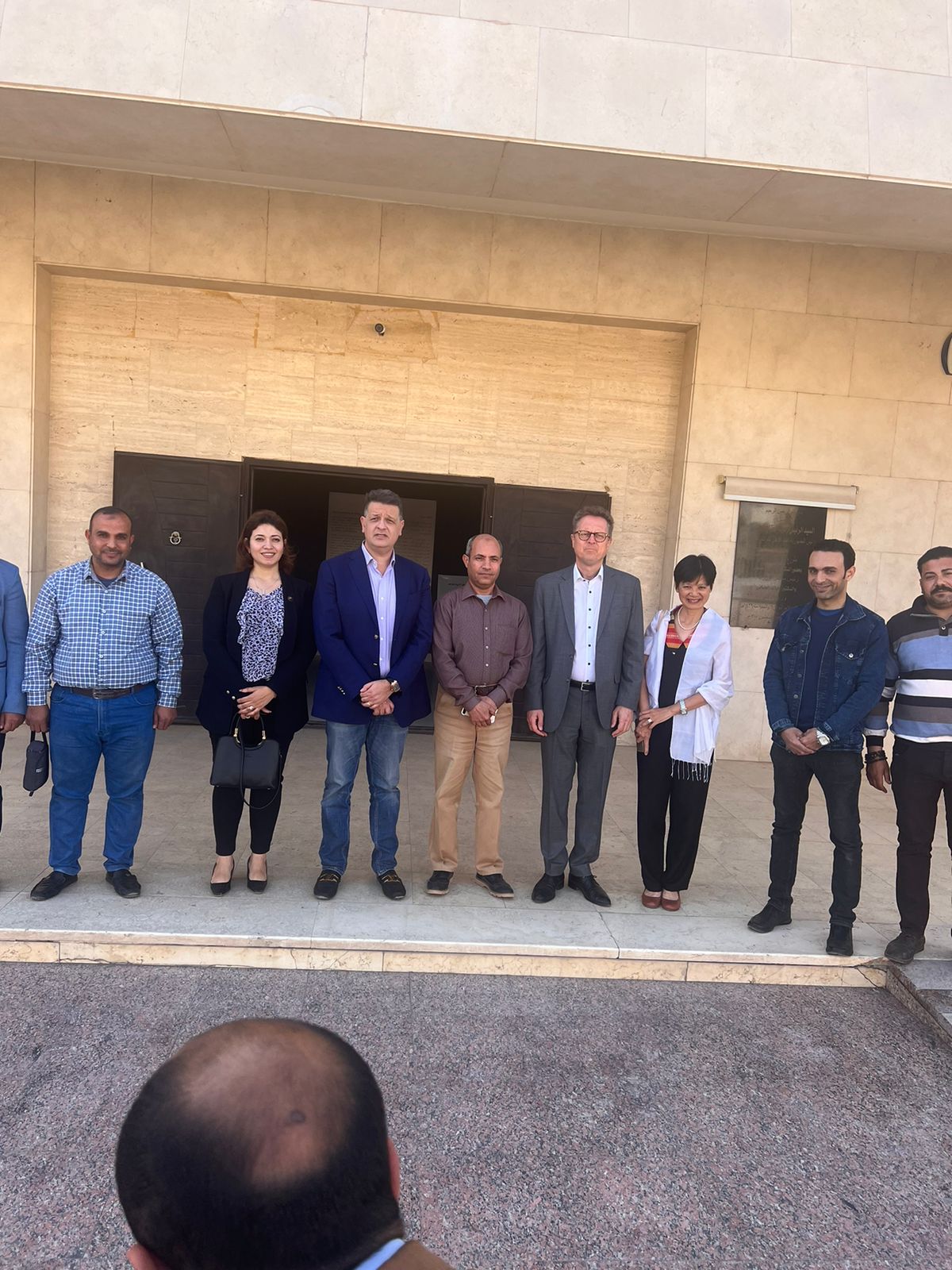 السفير وزيارة لأحد المناطق الأثرية 