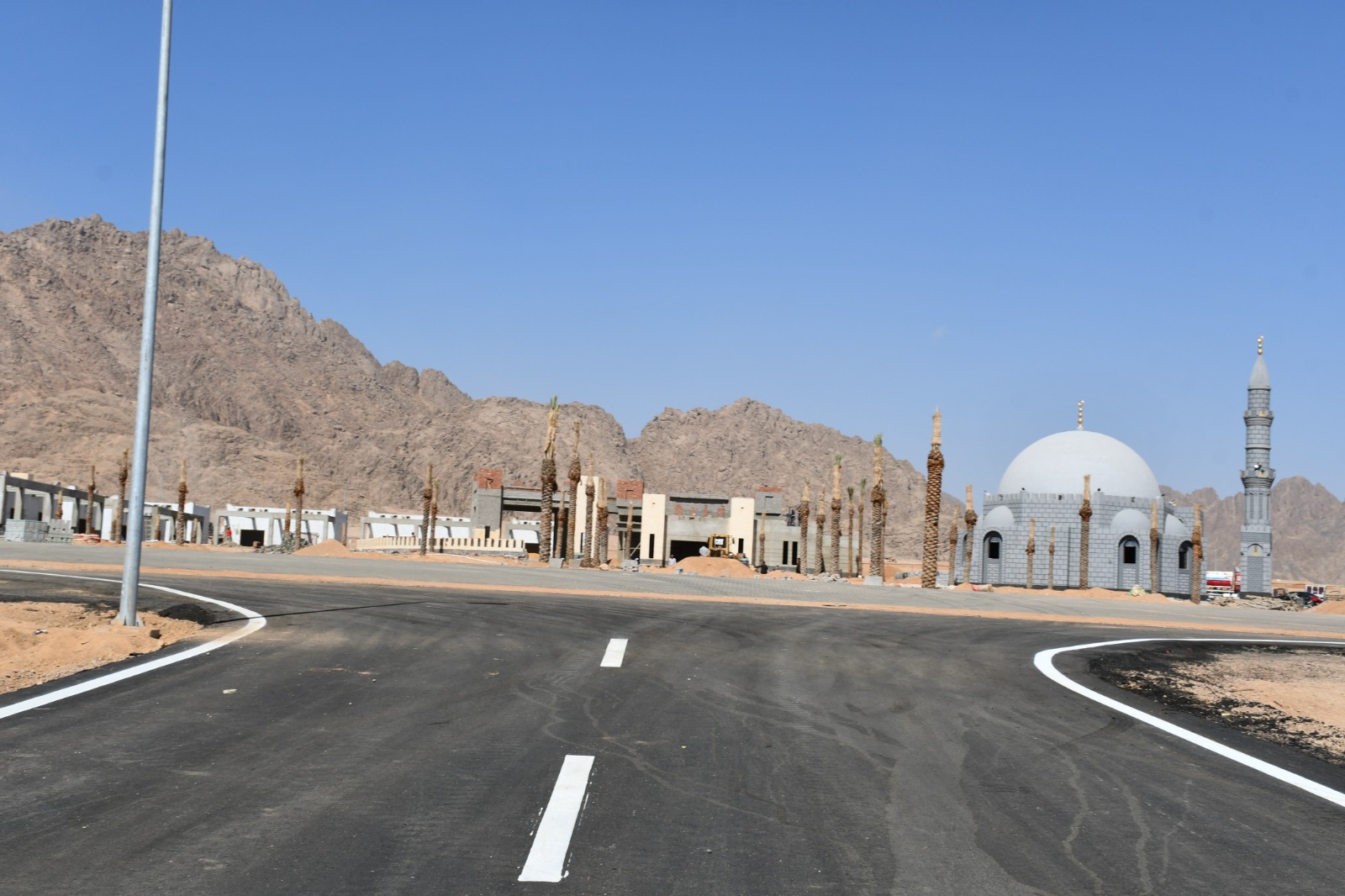 جانب من متابعة محافظ جنوب سيناء لموقع إقامة المهرجان (7)