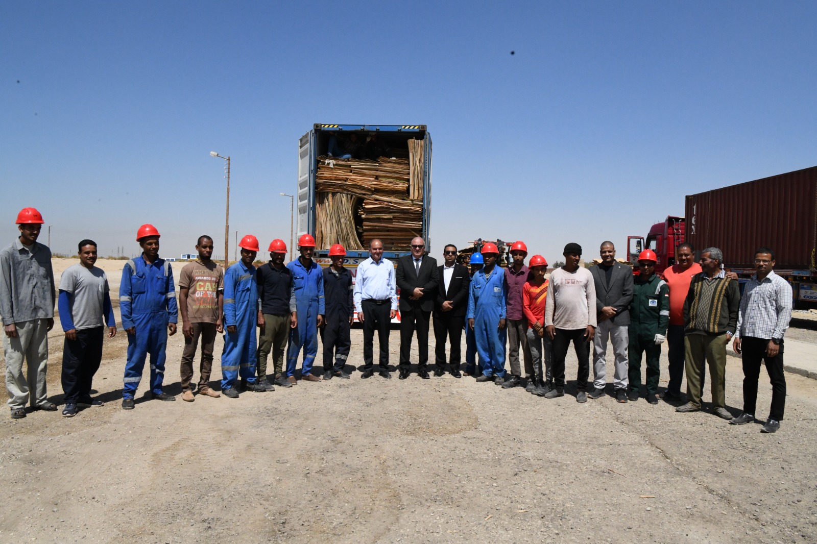 محافظ قنا يتوسط العمال