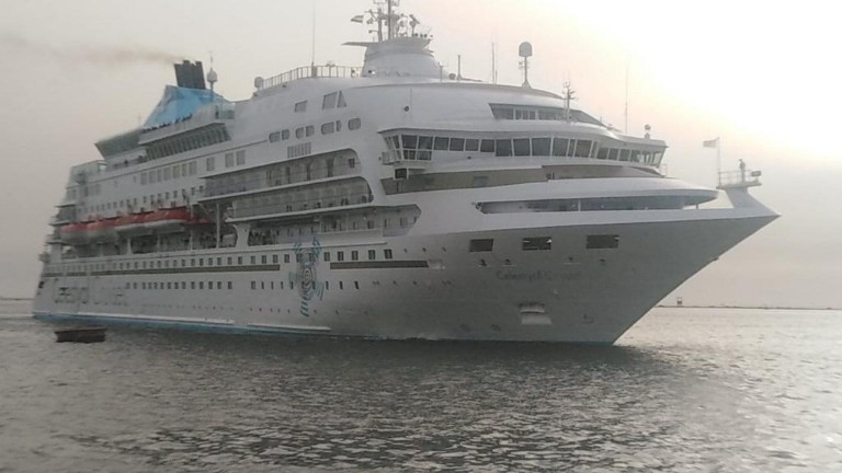 المركب السياحي خلال وصولها