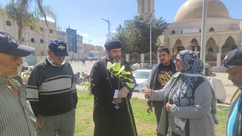 قساوسة يزرعون الأشجار