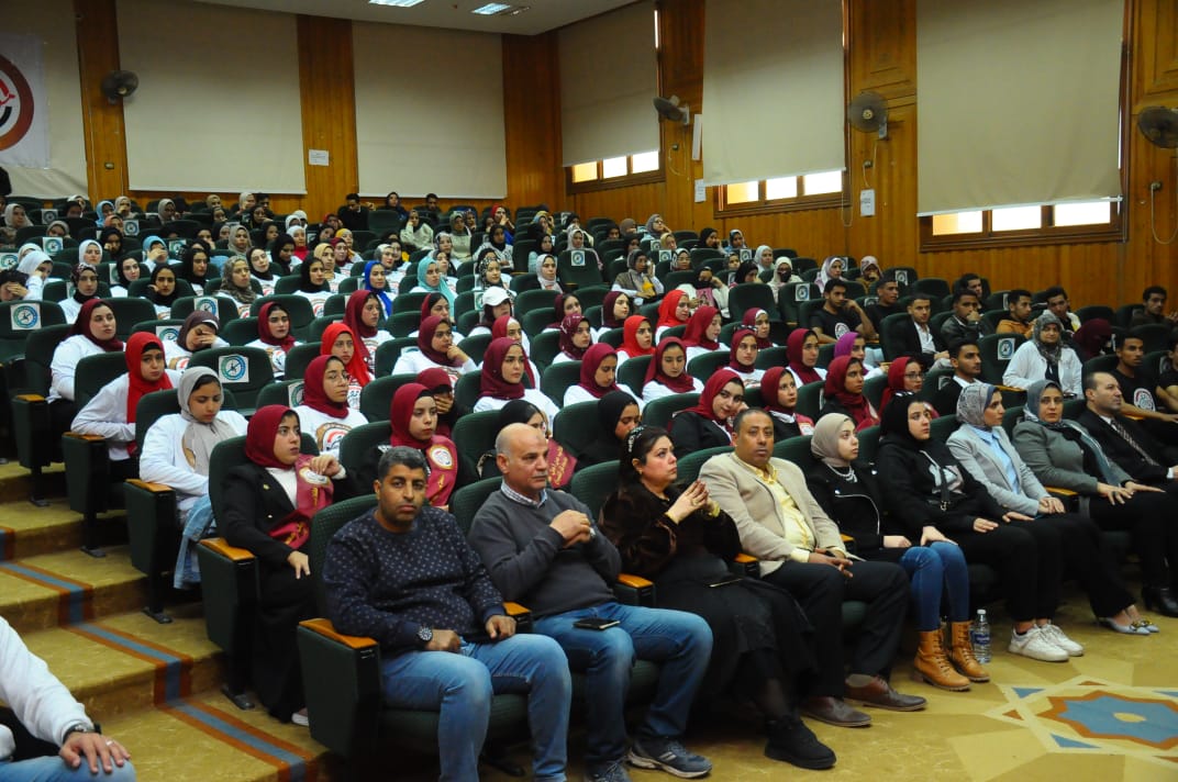 الحضور بالندوة عن الهجرة الغير الشرعية بجامعة كفر الشيخ