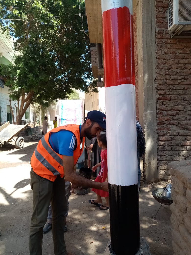 رسم علم مصر على أعمدة الإنارة بقرية البعيرات رسم علم مصر على أعمدة الإنارة بقرية البعيرات