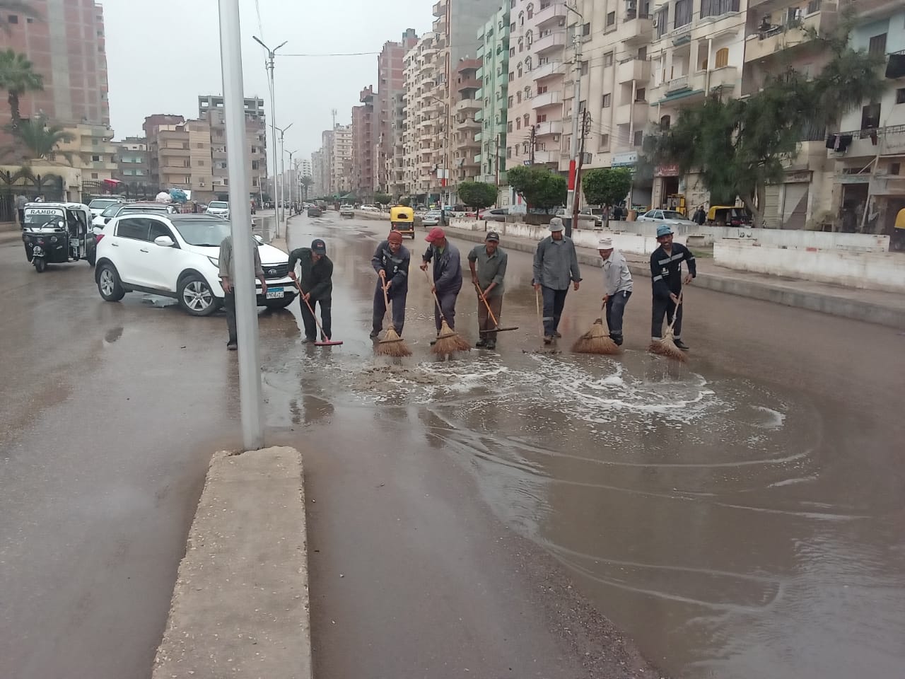 عمال مجلس مدينة كفر الشيخ يرفعون المياه