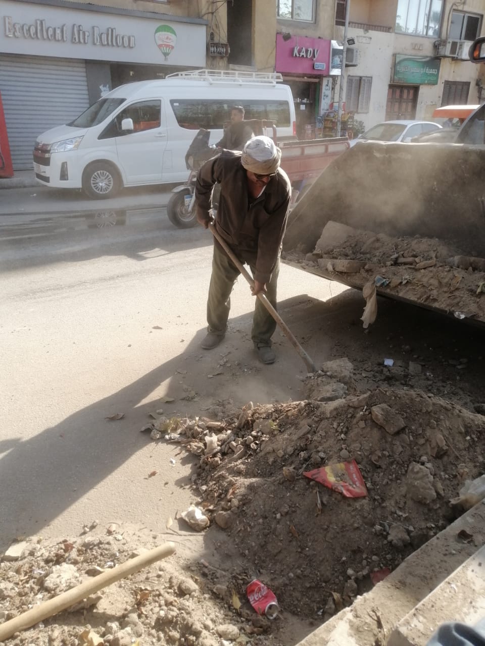 رفع الأتربة والتراكمات من شوارع الأقصر رفع الأتربة والتراكمات من شوارع الأقصر