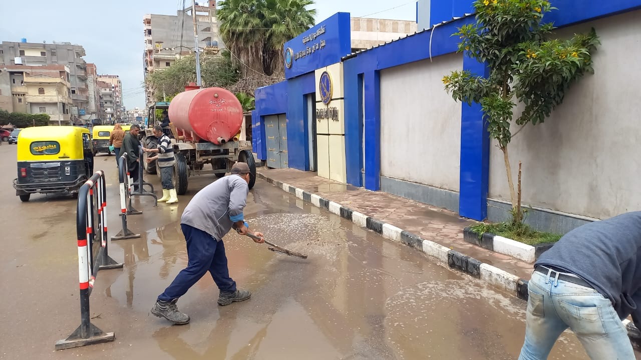 استمرار رفع مياه الامطار من شوارع سيدي سالم