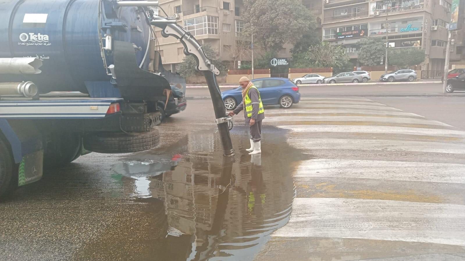 المعدات ترفع مياه الأمطار من الشوارع