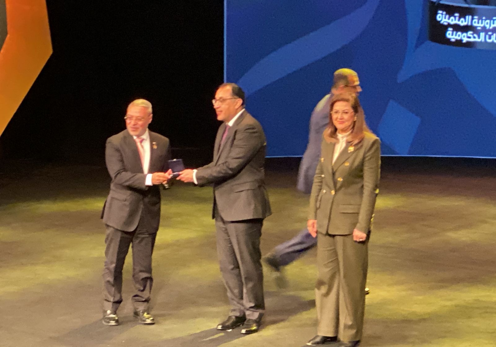  رئيس جامعة طنطا يتسلم الجائزة  (2)