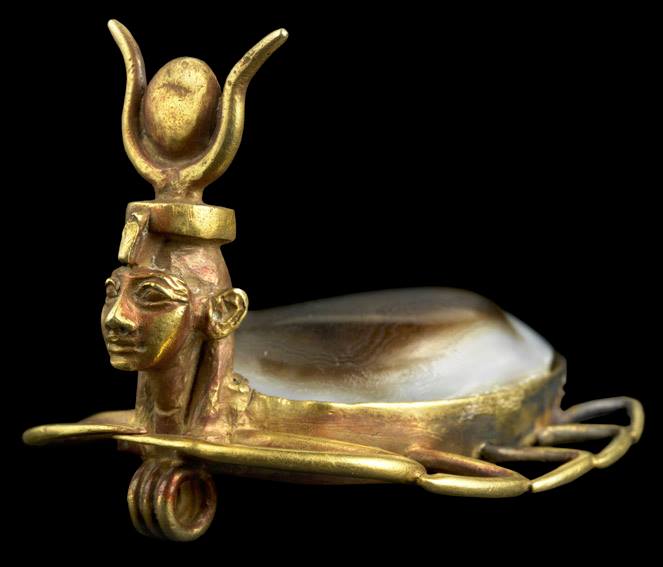 عقرب فريد من الذهب