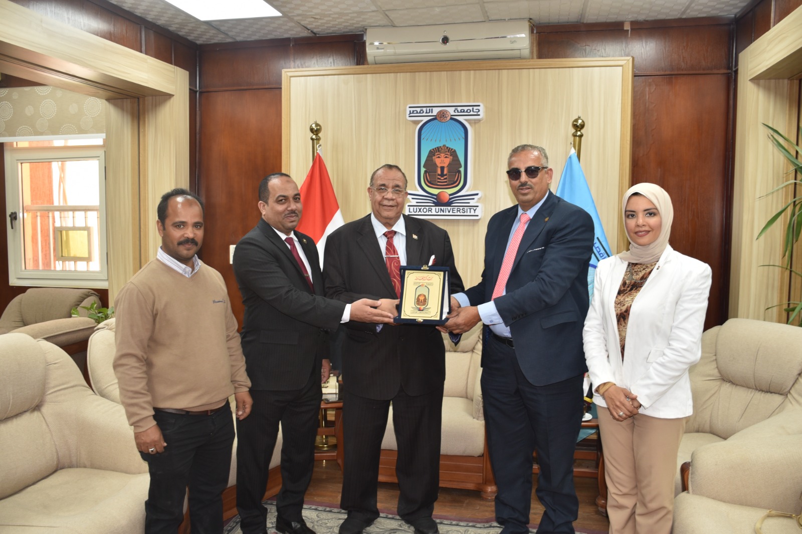 رئيس جامعة الأقصر يستقبل وفد هنجملها لزراعة 1000 شجرة