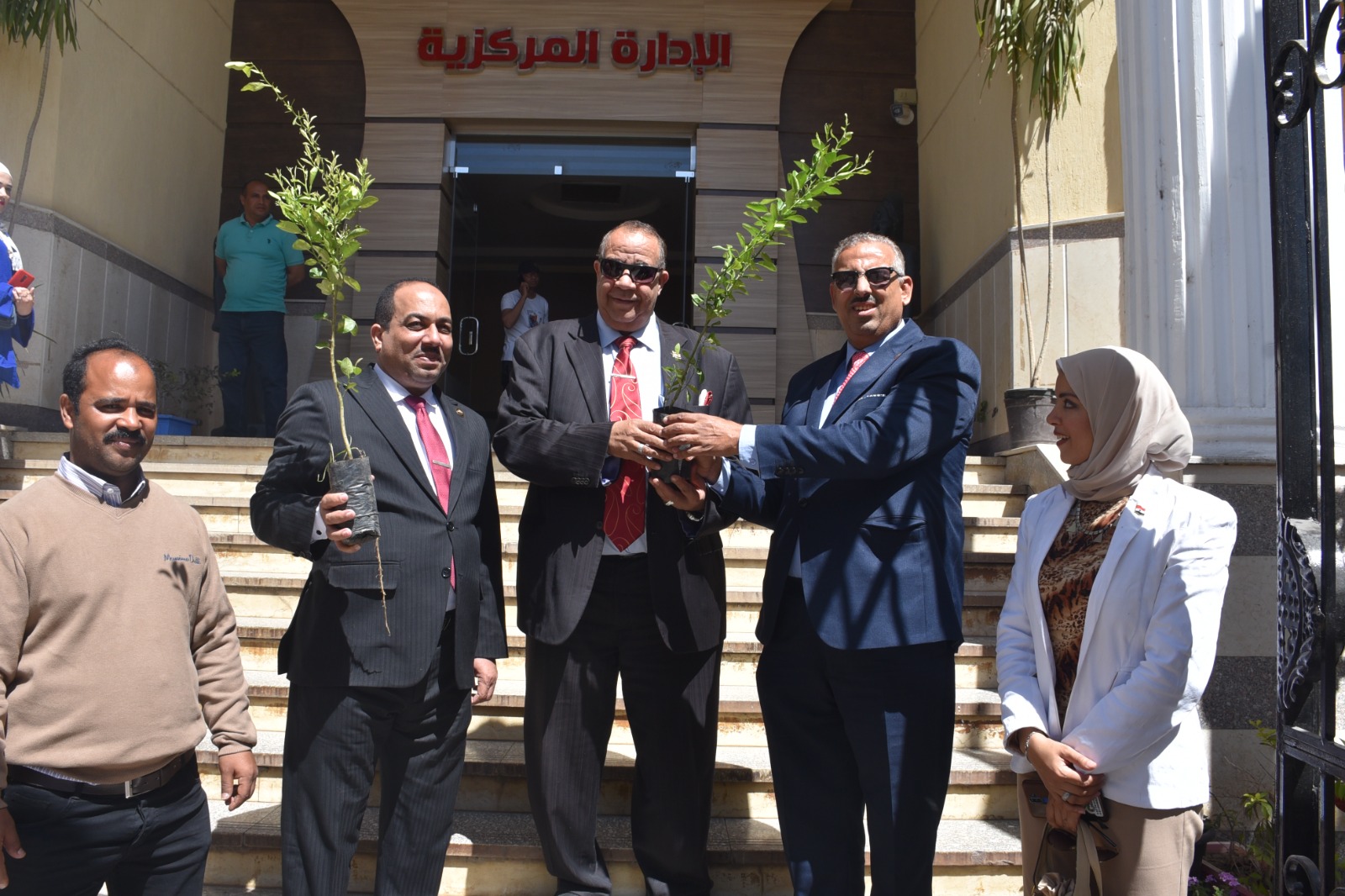 رئيس جامعة الأقصر يستقبل وفد هنجملها لزراعة 1000 شجرة مثمرة