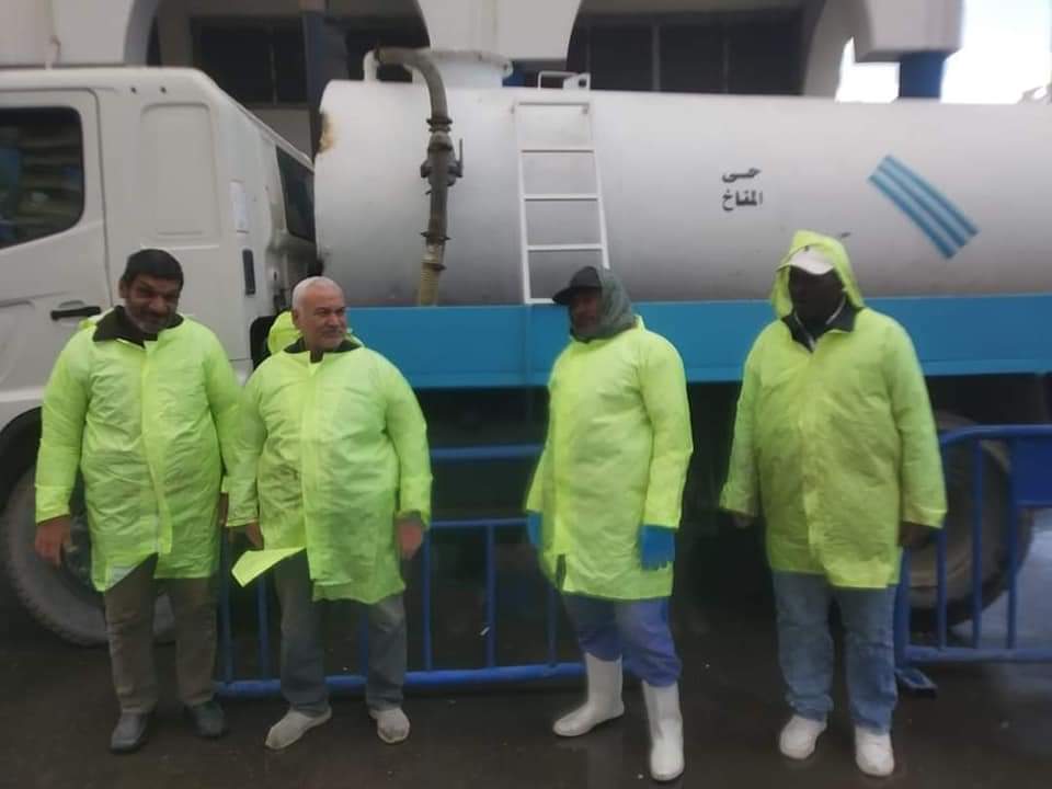 جانب من تدخل رجال الإنقاذ لسحب مياه الأمطار من الشوراع والميادين ببورسعيد