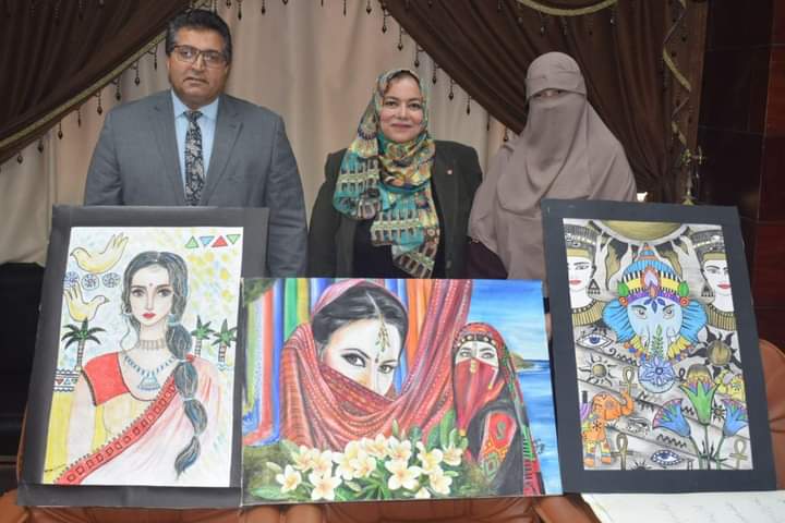 المعلمات المشاركين فى المعرض الفني الذي تقيمه سفارة دولة الهند بمصر