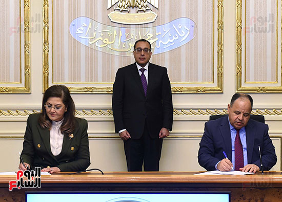 رئيس الوزراء يشهد مراسم توقيع بروتوكول بشأن الحوافز المادية لمشروع تنمية الأسرة المصرية (1)