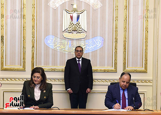 رئيس الوزراء يشهد مراسم توقيع بروتوكول بشأن الحوافز المادية لمشروع تنمية الأسرة المصرية (2)
