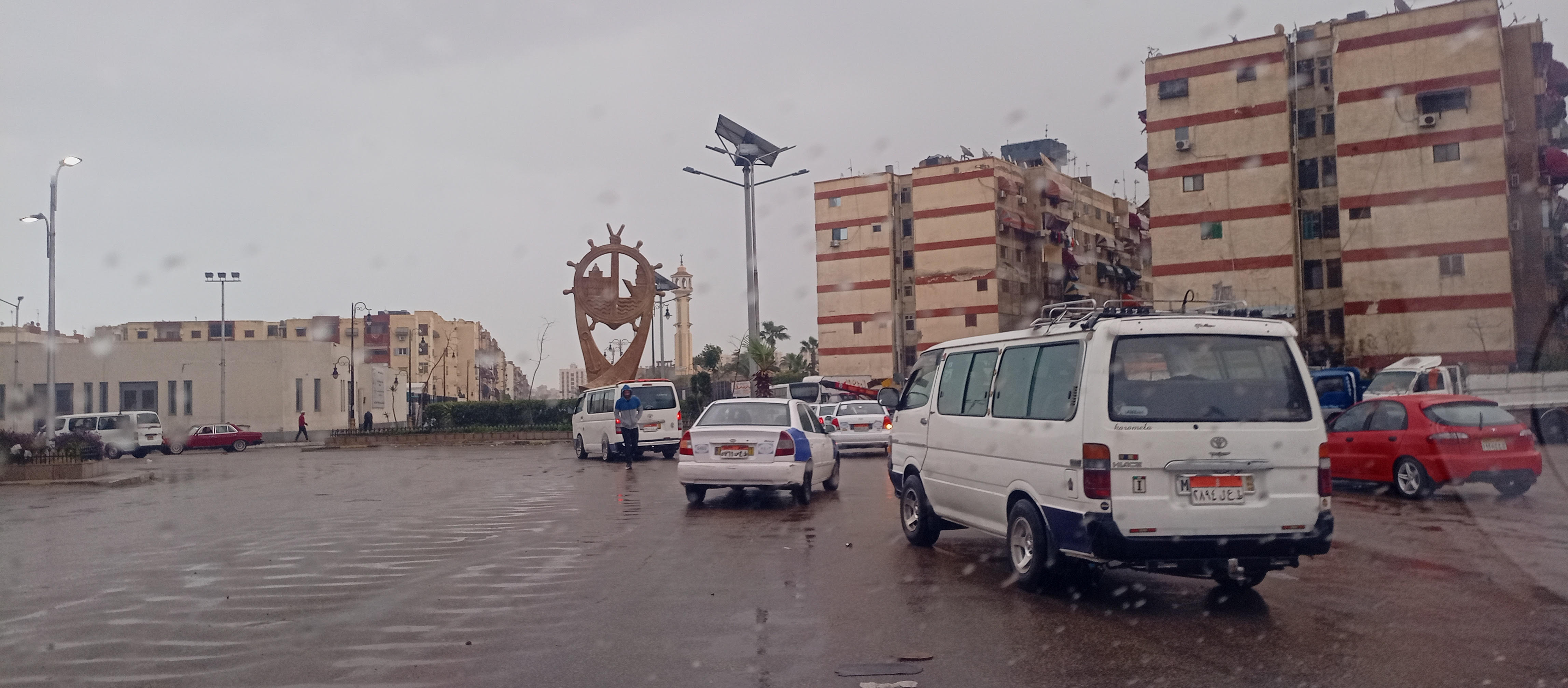 تكدس السيارات بالشوارع والميادين بسبب هطول الامطار تكدس السيارات بالشوارع والميادين بسبب هطول الامطار