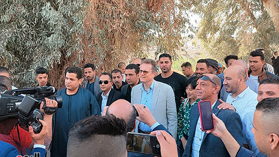 أهالى دار السلام بسوهاج يستقبلون سفير ألمانيا (5)