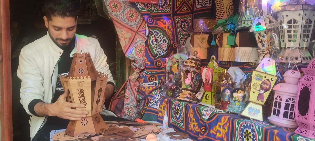 شنودة شاب قبطي من الشرقية يصنع فوانيس رمضان (1)