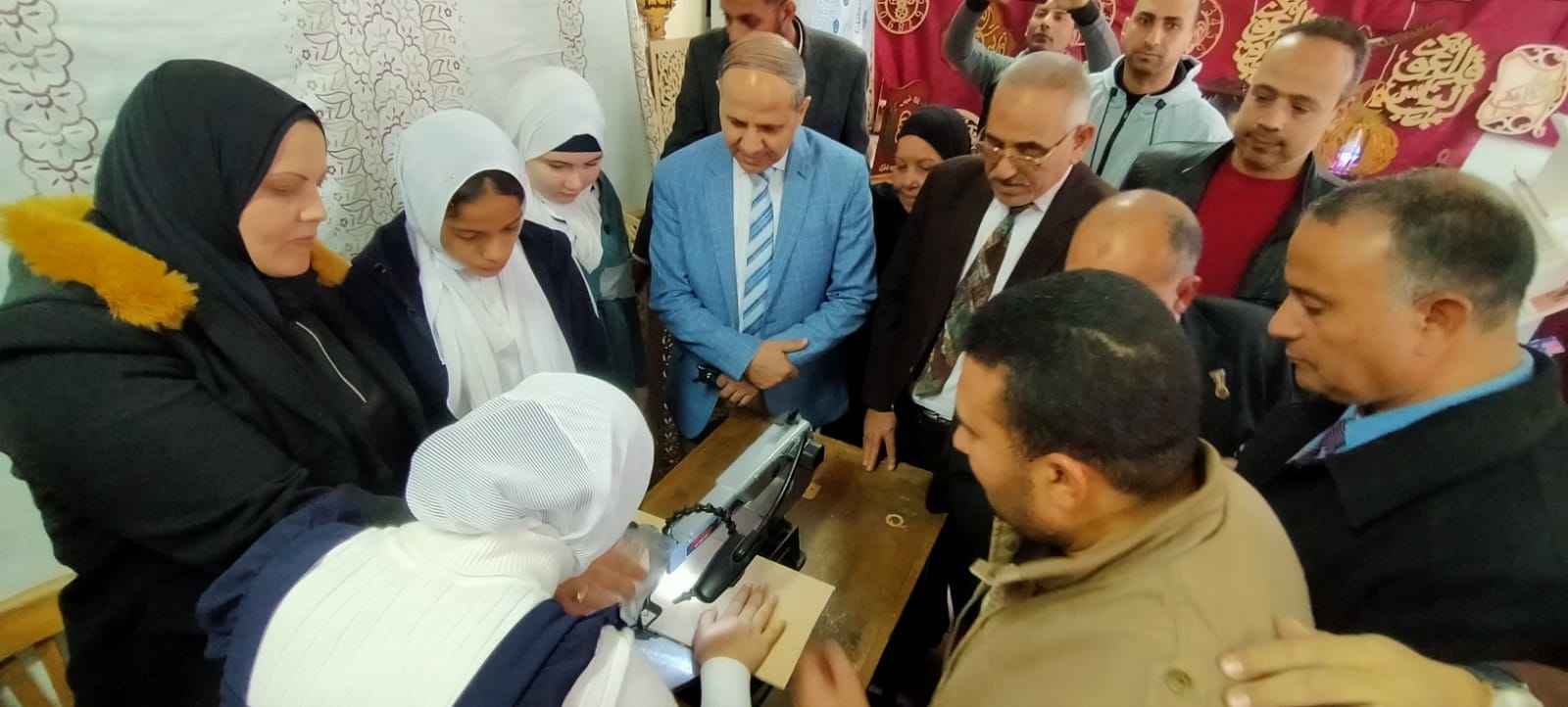محافظ كفر الشيخ يشهد الاعمال اليدوية بالمدارس للطالبات