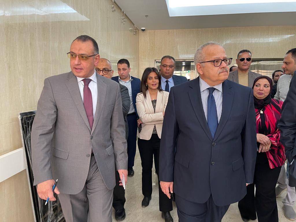 رئيس جامعة القاهرة يتفقد التجهيزات النهائية لافتتاح مجمع العيادات الخارجية بمستشفى أبو الريش