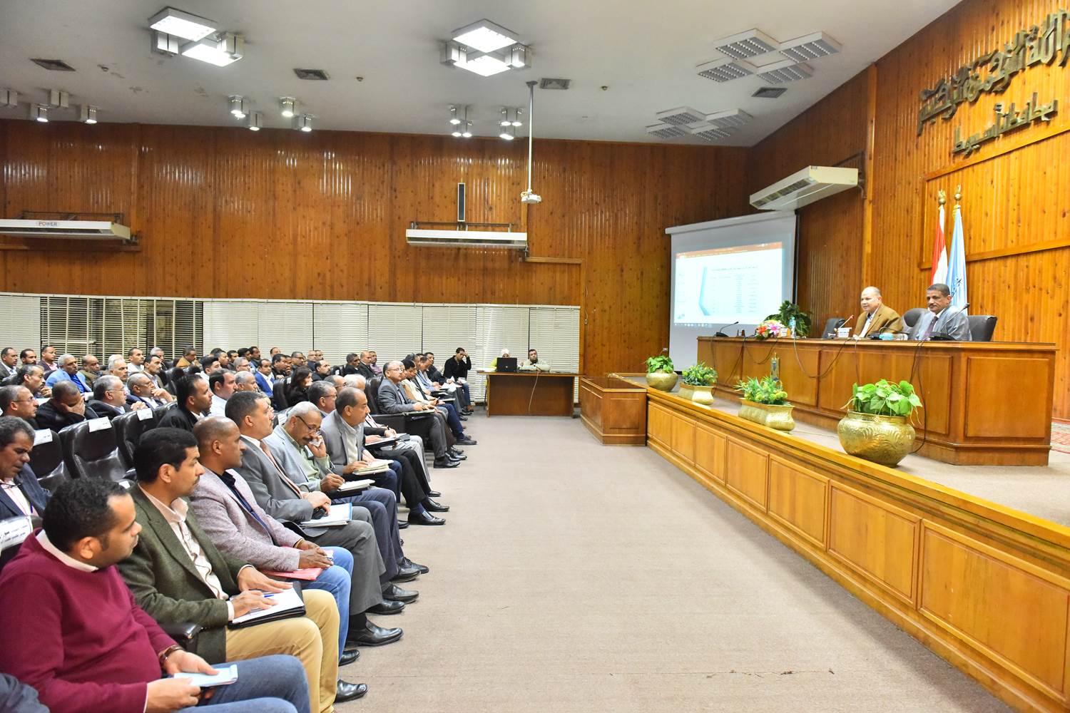 جانب من لقاء محافظ أسيوط بقيادات المحافظة (3)