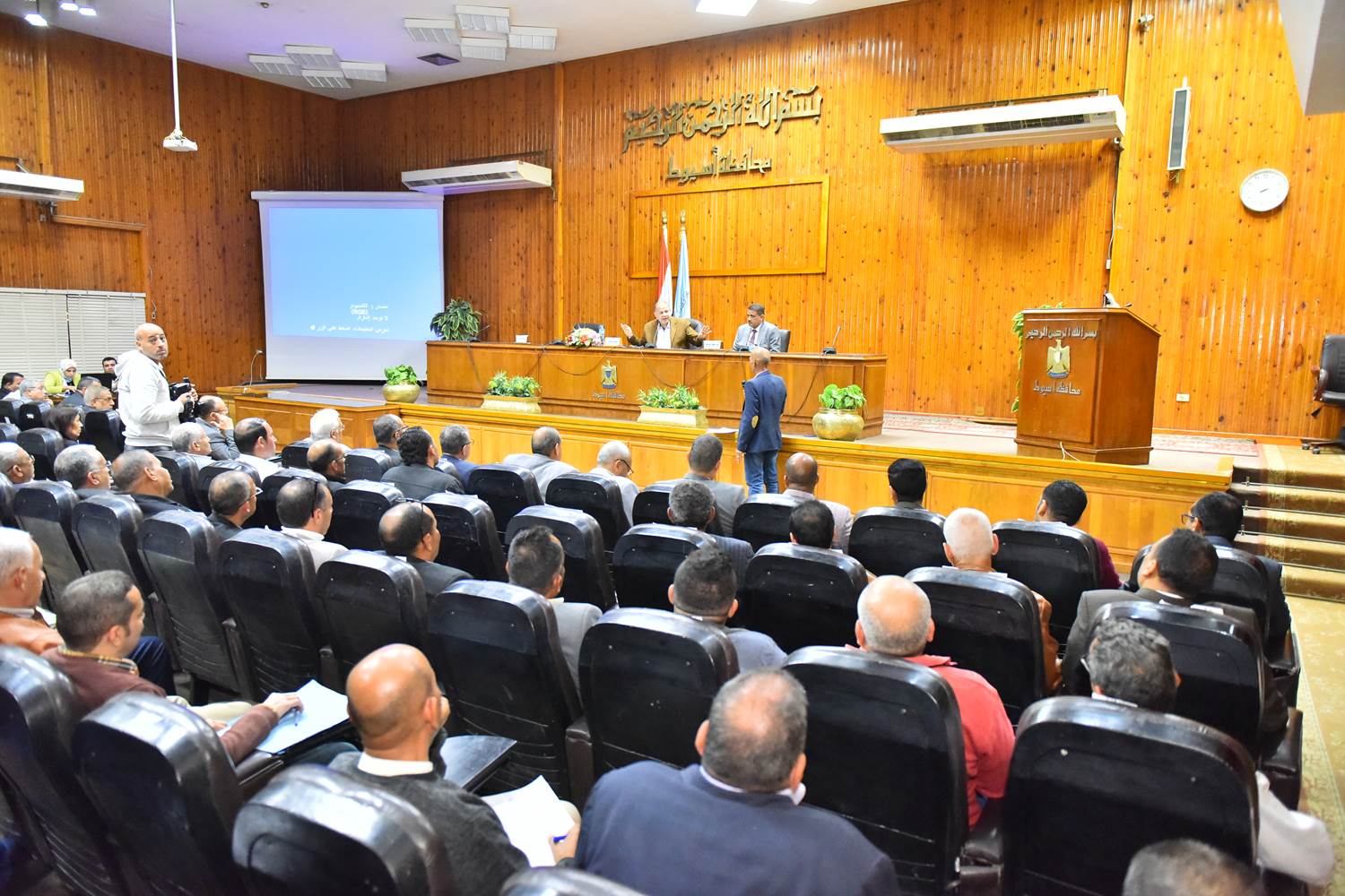 جانب من لقاء محافظ أسيوط بقيادات المحافظة (1)