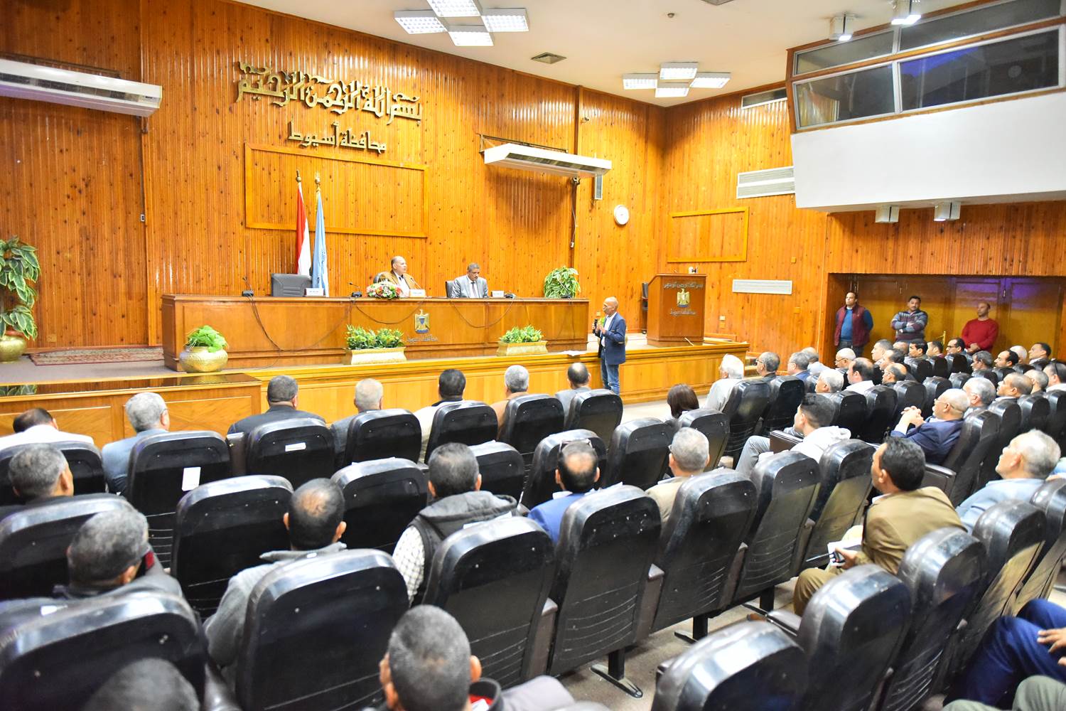 جانب من لقاء محافظ أسيوط بقيادات المحافظة (4)