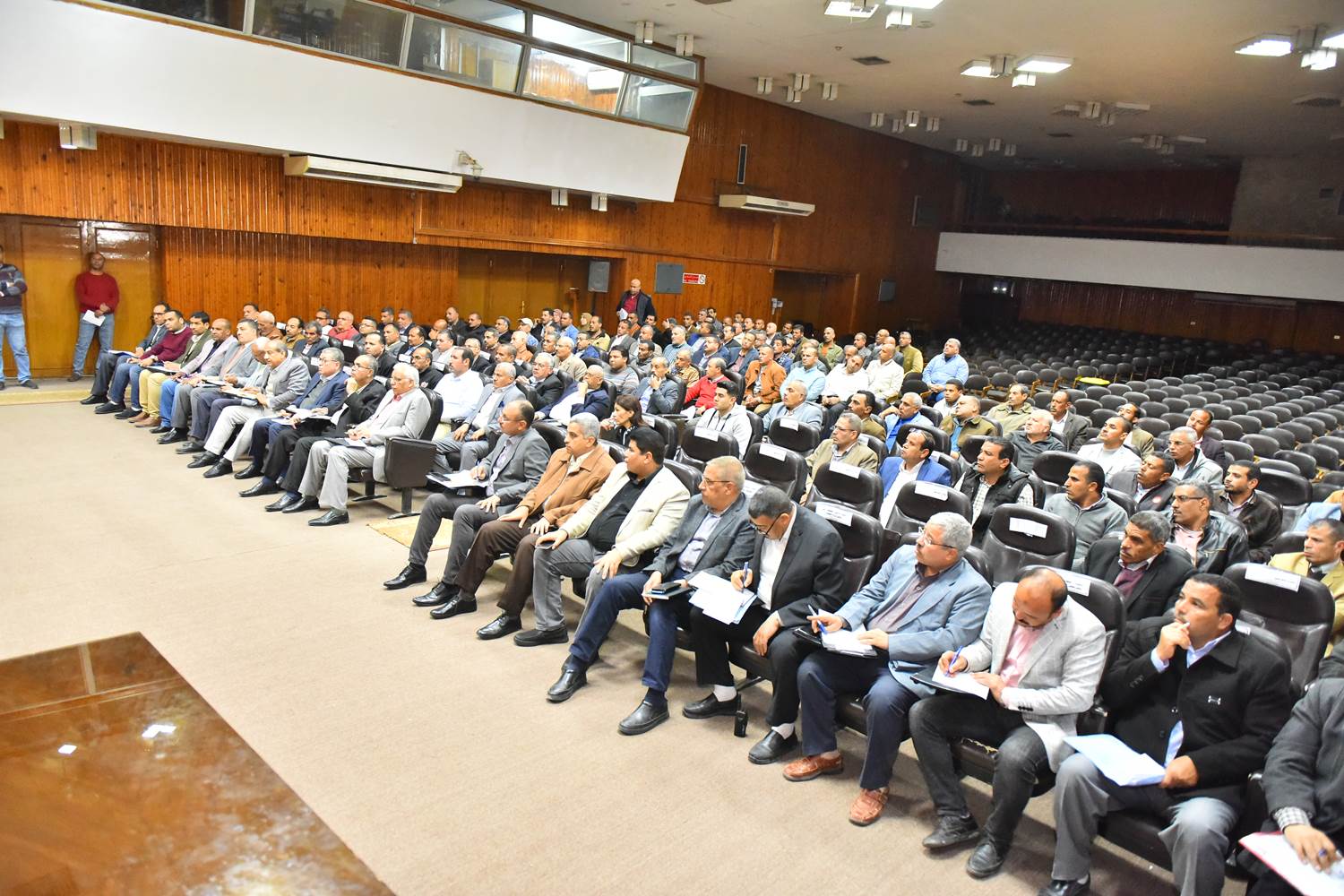 جانب من لقاء محافظ أسيوط بقيادات المحافظة (2)