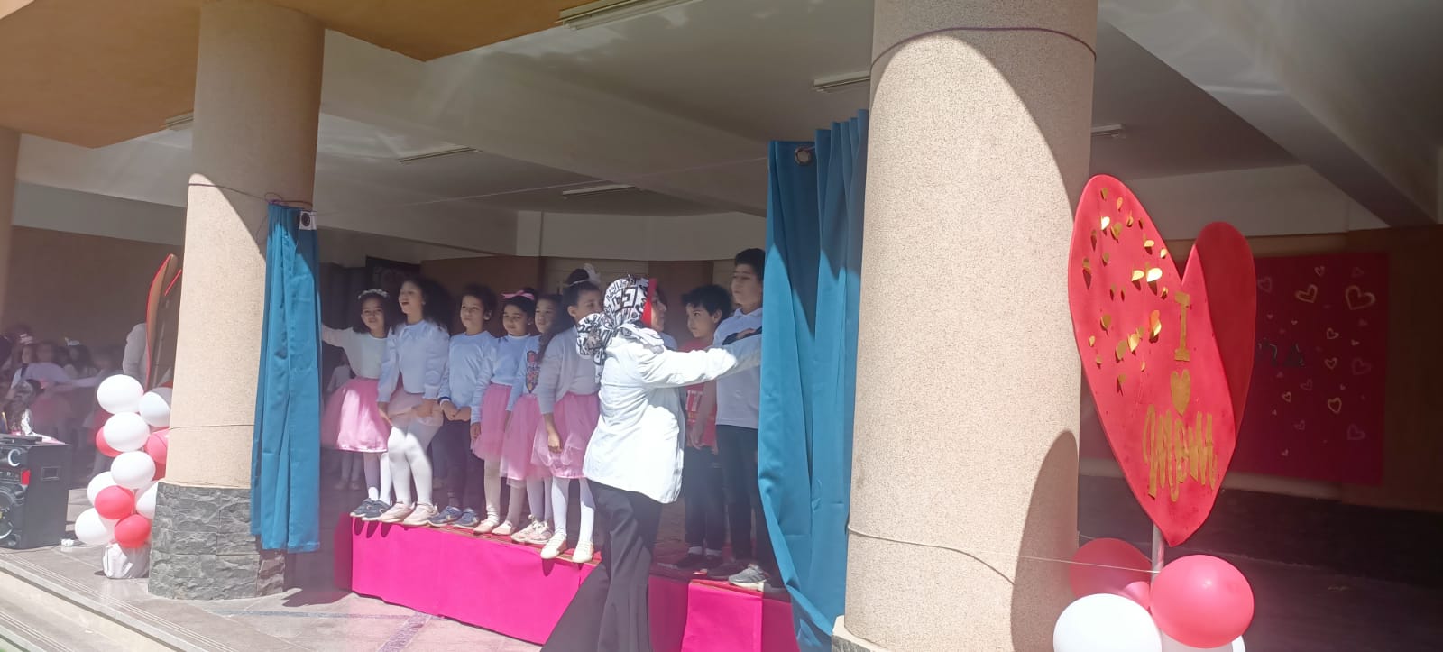 المدرسة الرسمية الدولية تحتفل بعيد الأم بعرض مسرحى