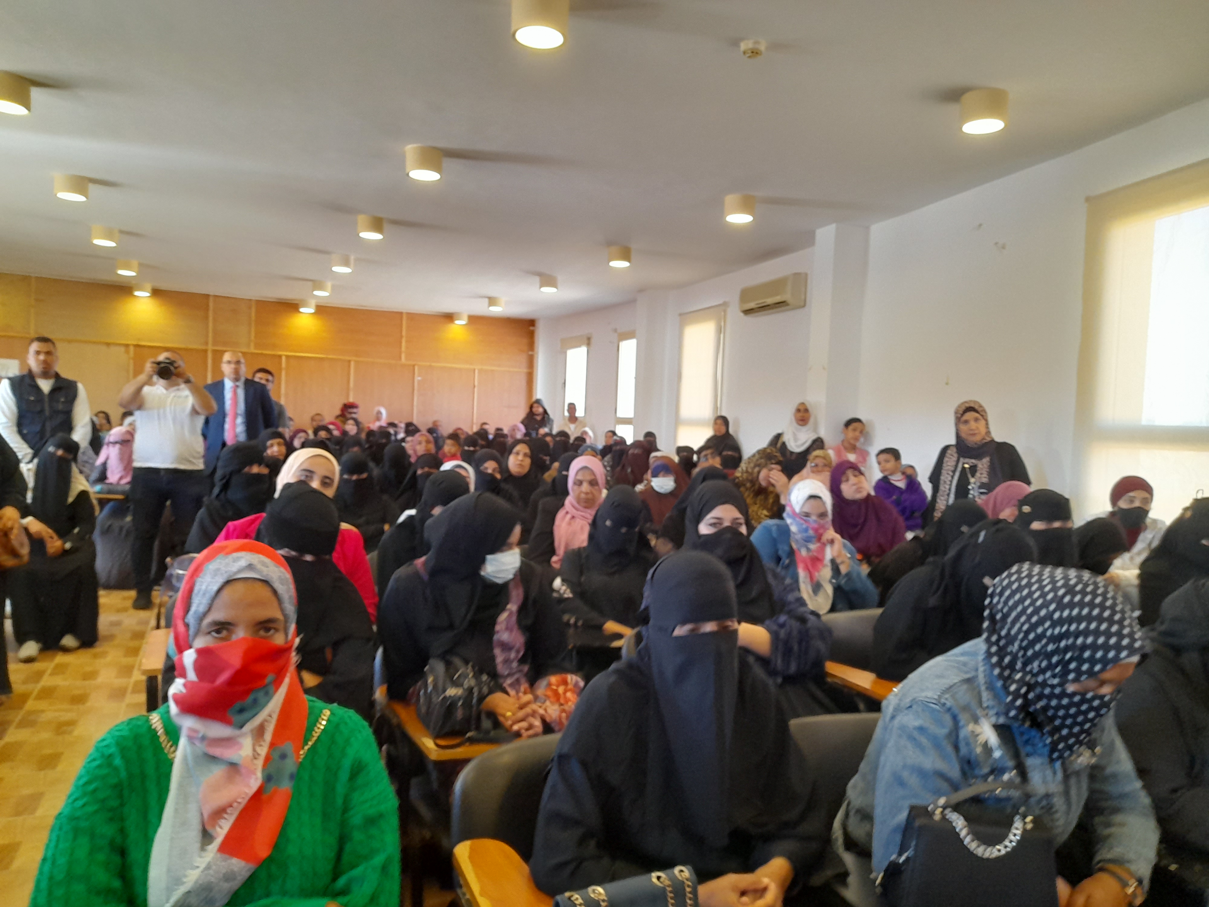 محافظ جنوب سيناء يسلم غسالات وثلاجات وبوتاجازات للفتيات المقبلات على الزواج (1)