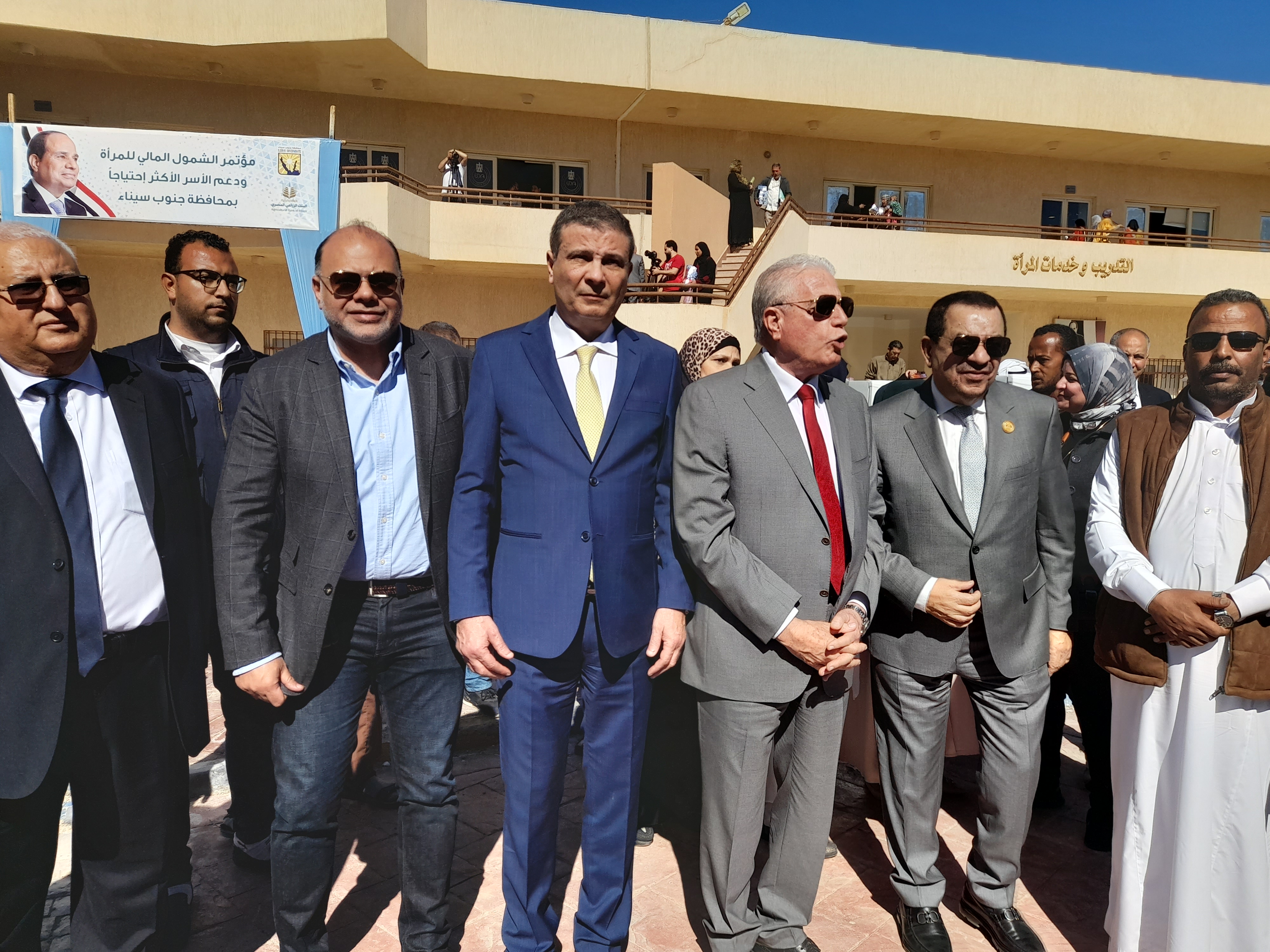 محافظ جنوب سيناء يسلم غسالات وثلاجات وبوتاجازات للفتيات المقبلات على الزواج (3)