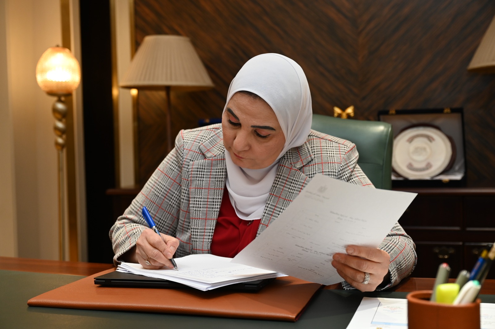 جانب من مباشرة وزير التضامن عملها جانب من مباشرة وزير التضامن عملها
