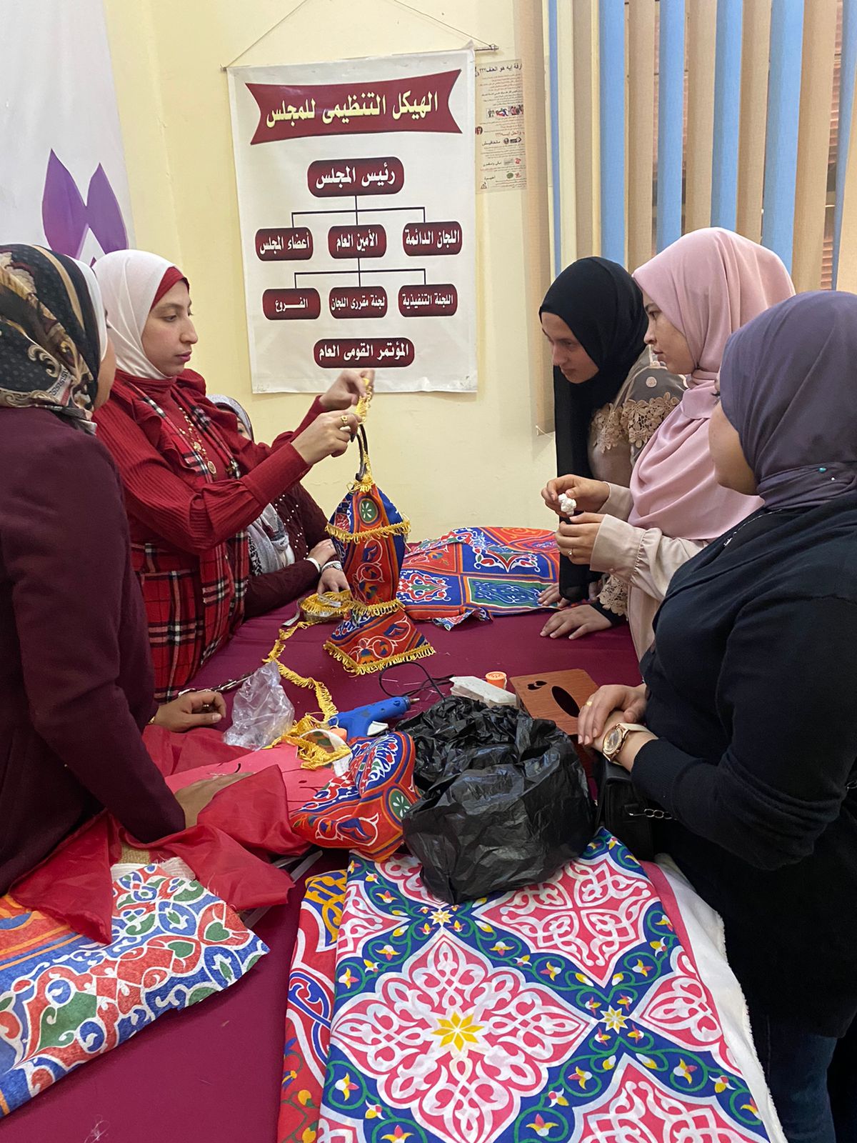 تدريب الطالبات على صناعة فانوس رمضان