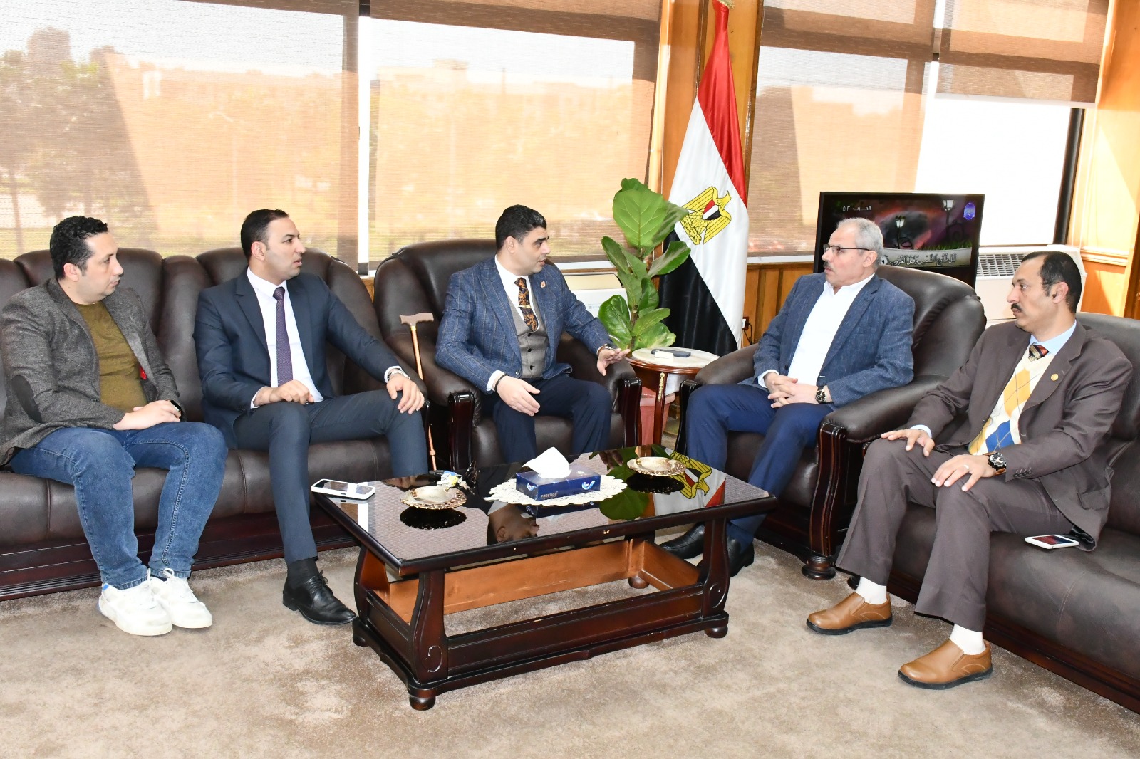 رئيس اللجامعة مع بعض أعضائها (1)