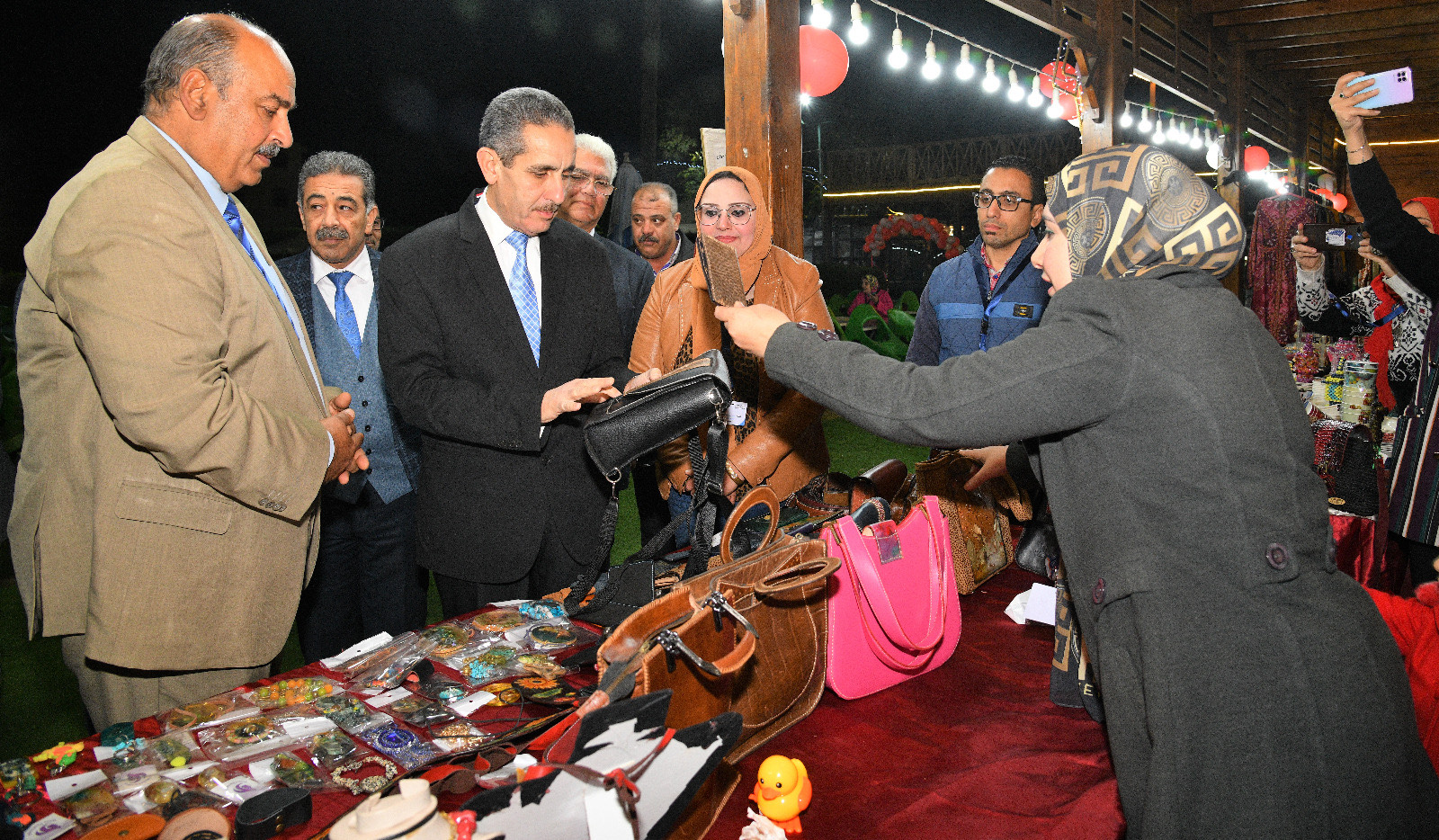 محافظ الغربية يفتتح معرض المنتجات اليدوية (3)