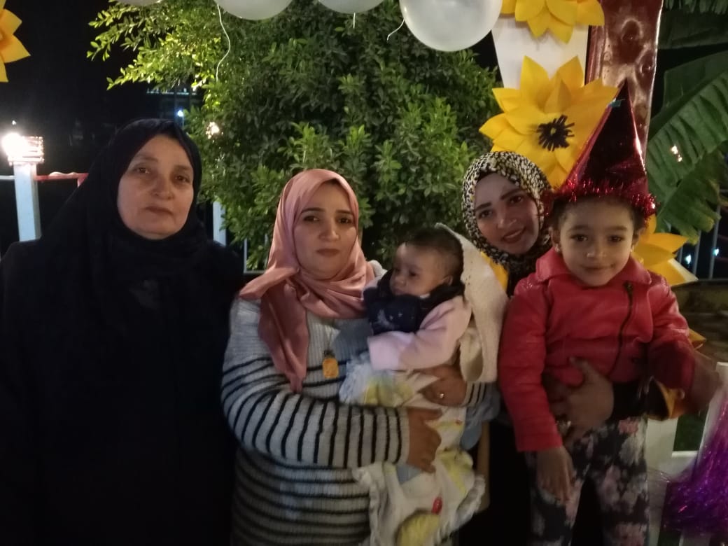 الأم المثالية مع أسرتها الأم المثالية مع أسرتها