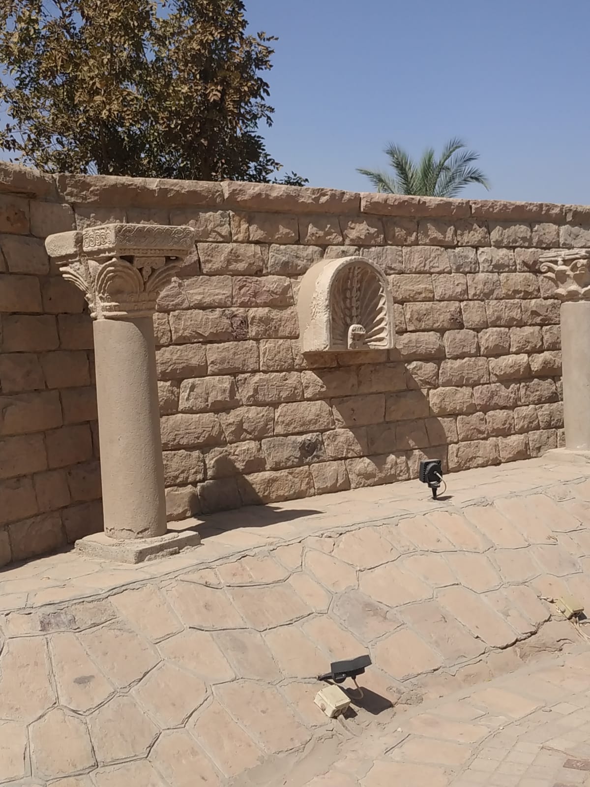 عمود اسطوانى من العصر البطلمي