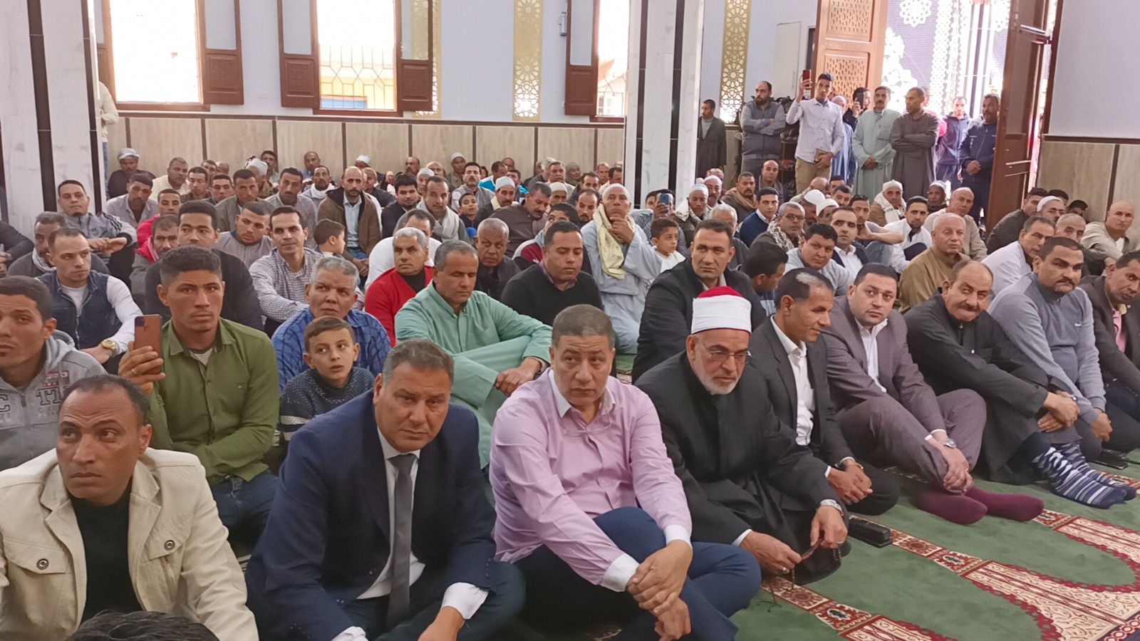 الحضور خلال افتتاح مسجد حوش العمدة