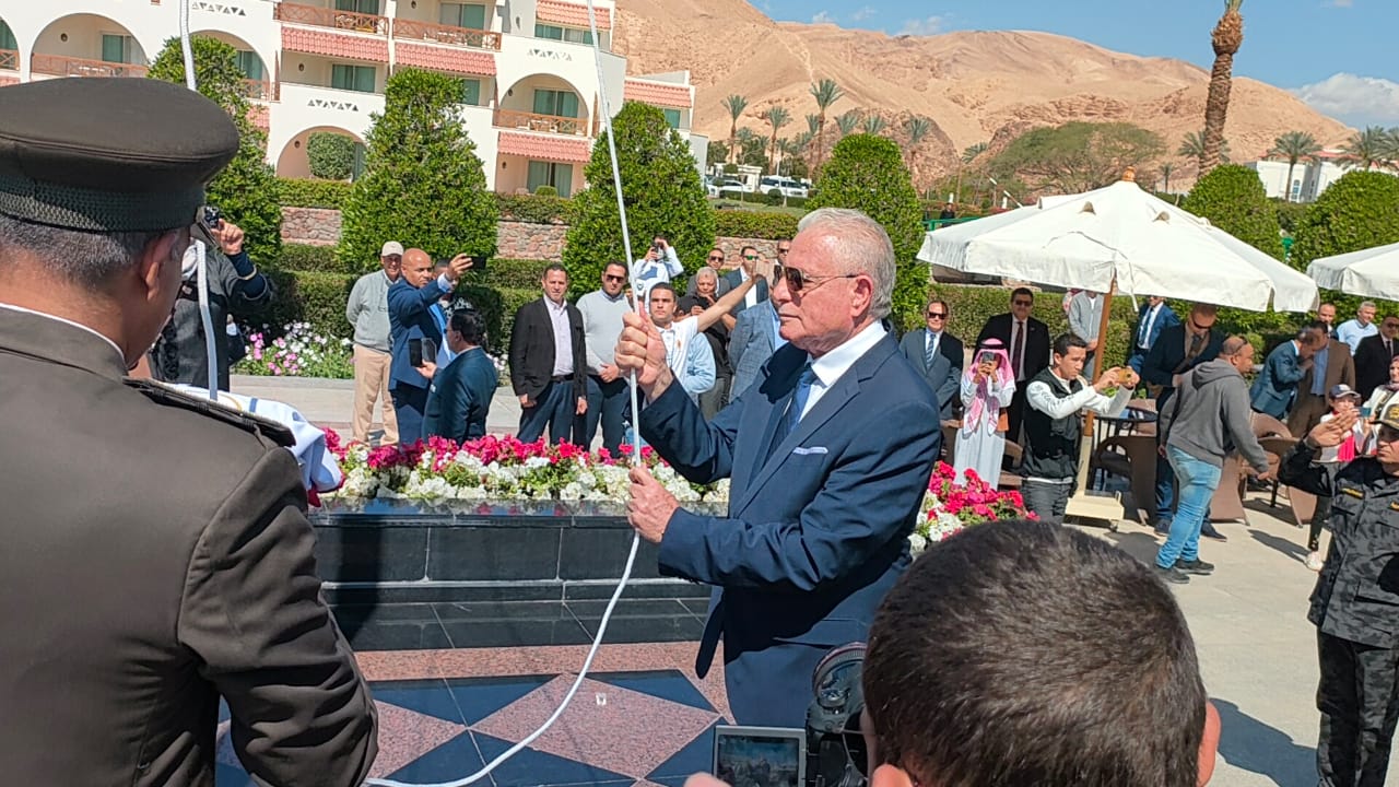 محافظ جنوب سيناء يرفع العلم المصرى