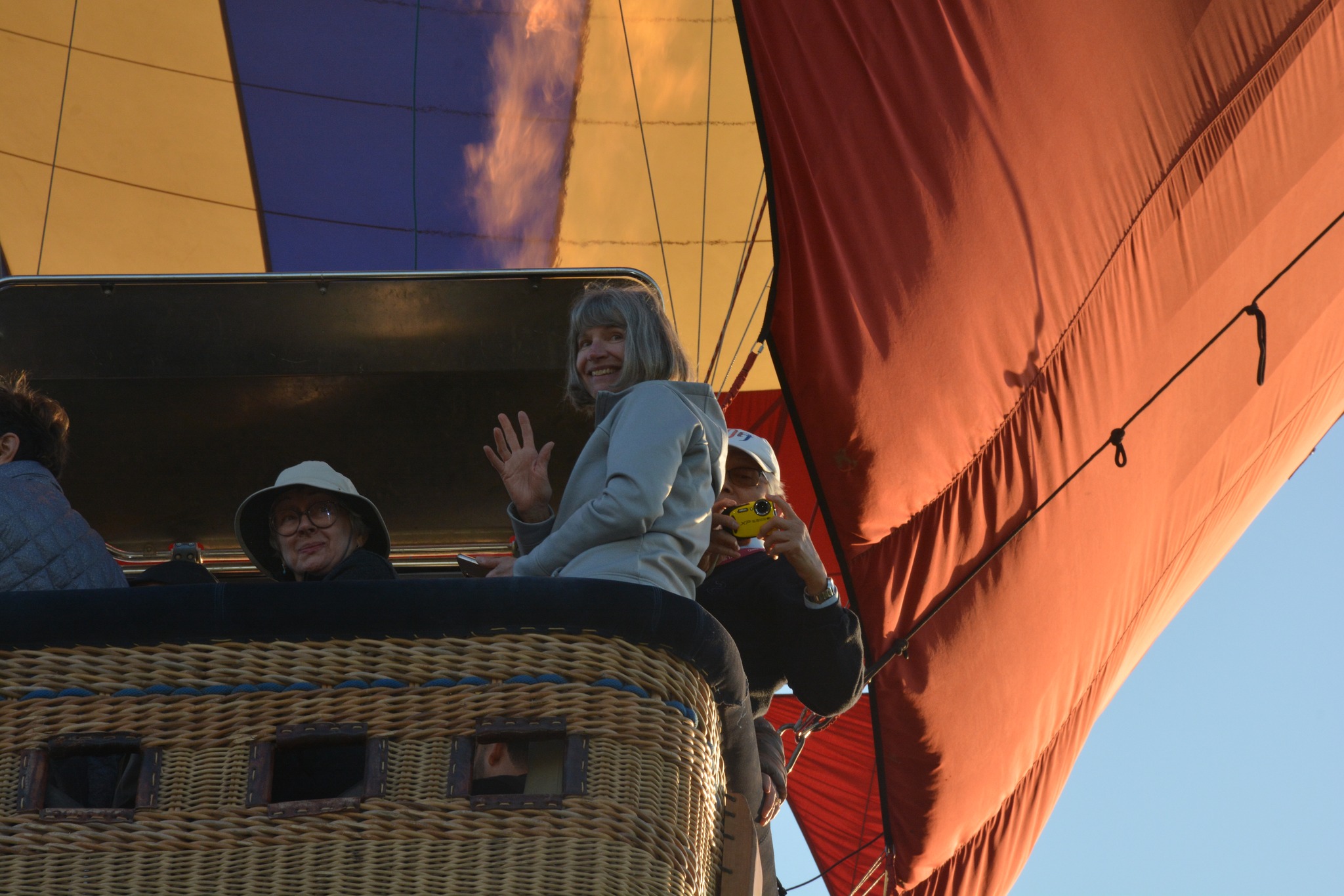 السياح يستمتعون برحلات البالون بالأقصر