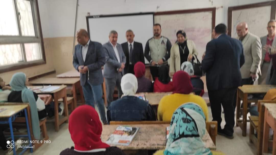 وكيل أول الوزارة مع الطالبات وكيل أول الوزارة مع الطالبات