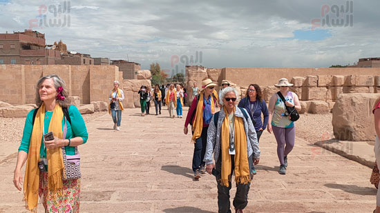 انتشار-السياح-بالمعبد