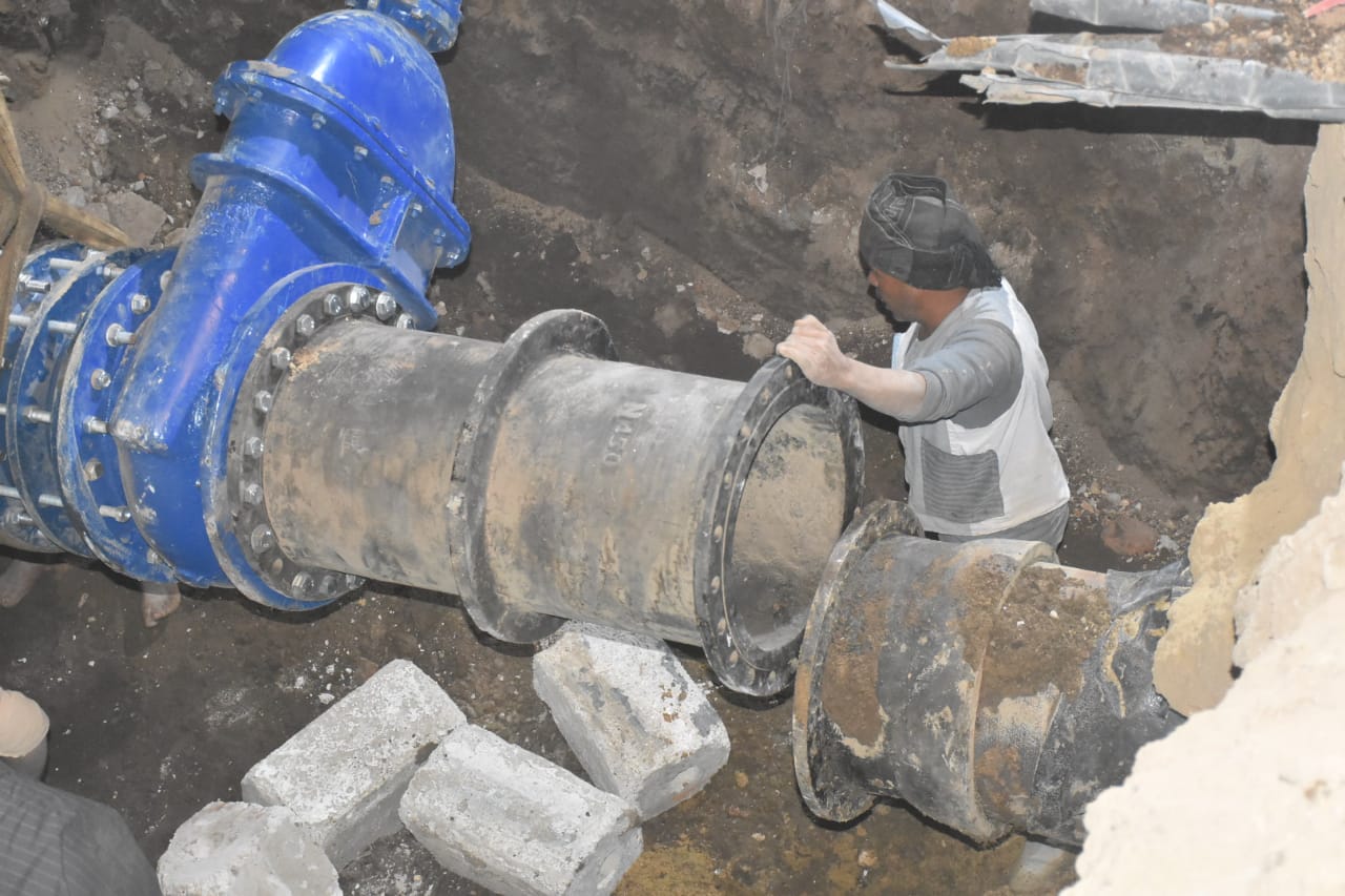 أعمال ربط خط صرف صحى الكرنك لخدمة المواطنين أعمال ربط خط صرف صحى الكرنك لخدمة المواطنين