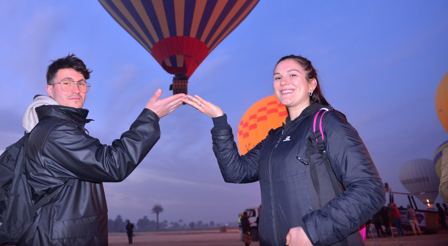 فرحة السياح فى قلب مطار البالون بالأقصر فرحة السياح فى قلب مطار البالون بالأقصر
