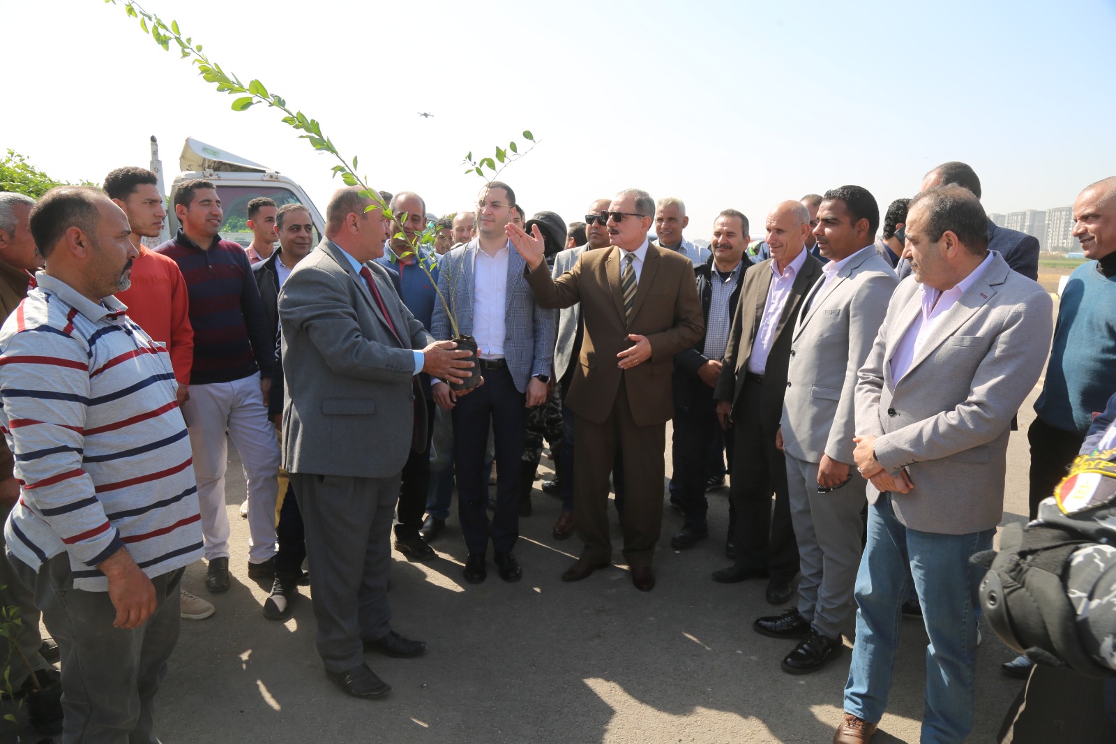 متابعة محافظ كفر الشيخ لزراعة الاشجار