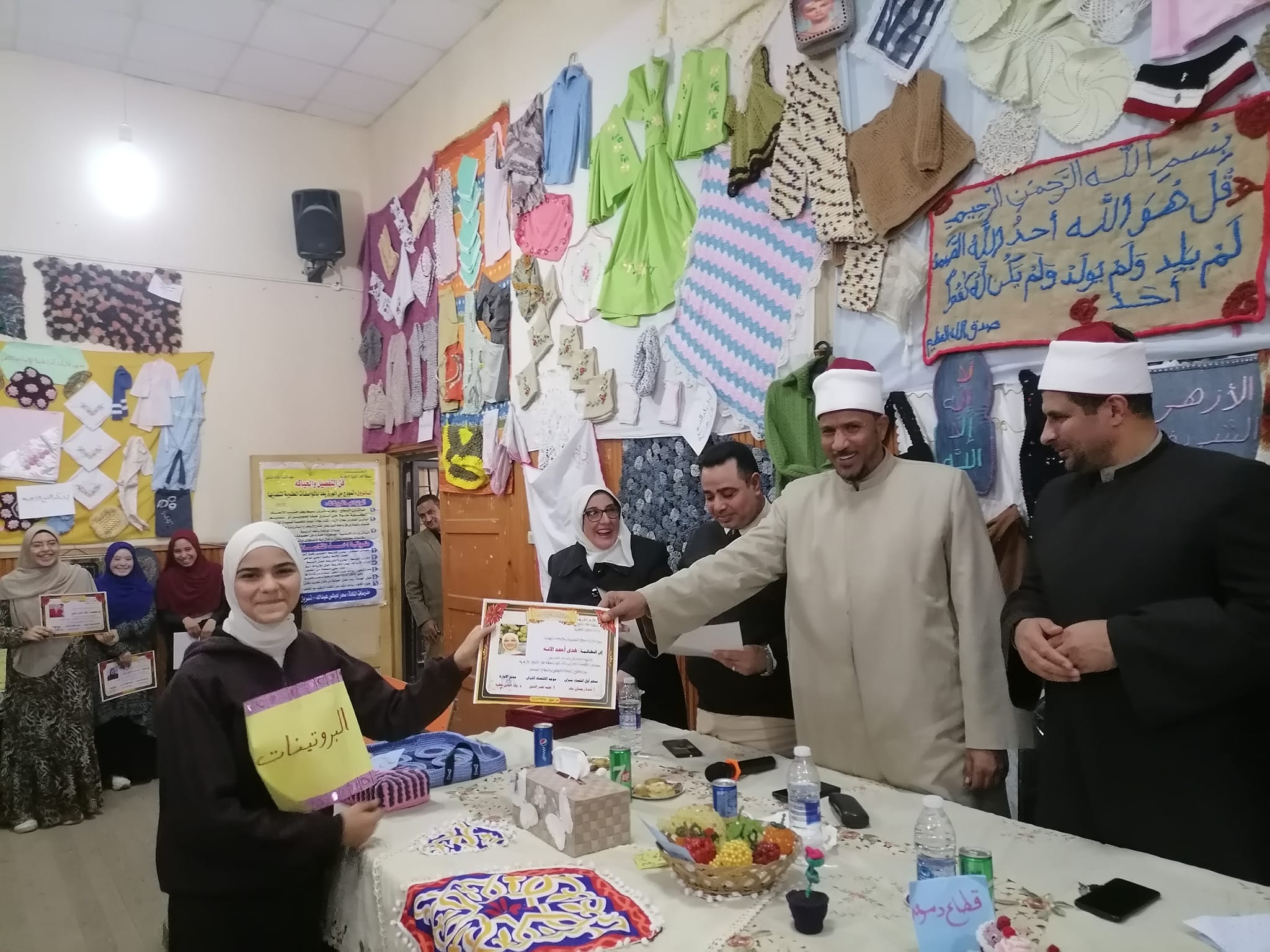 تكريم احد الفتيات تكريم احد الفتيات