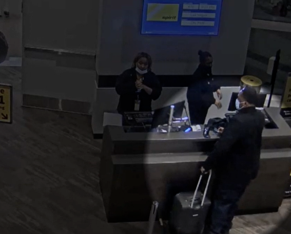 مصر اليوم|كاميرات المراقبة ترصد سرقة موظفة لحقيبة راكب بمطار أمريكى.. صور